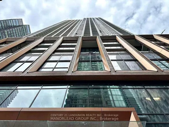 400 King St W, Toronto, ON