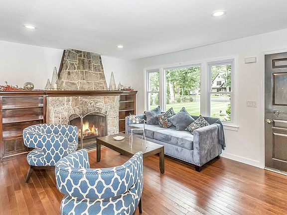 5th image of 47 Hollins Ln