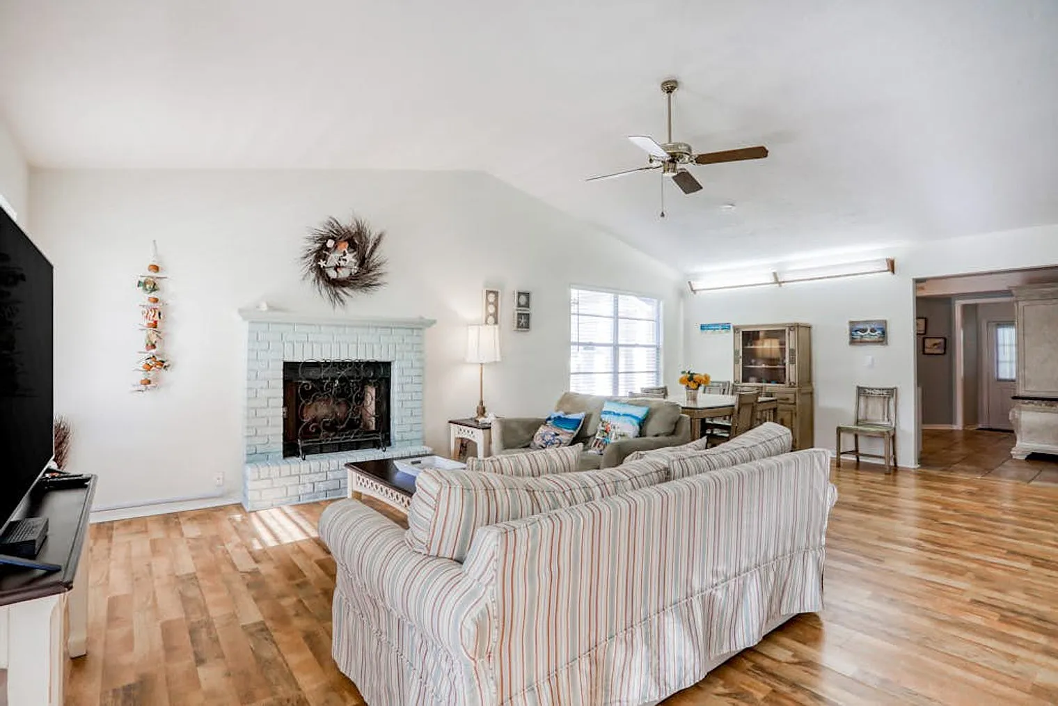 3 bed, 2.0 bath, 1517 sqft, $3,105 — Photo 4