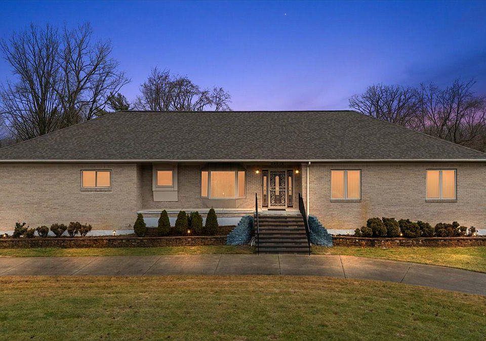 1st image of 28072 W Greenmeadow Cir