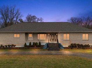 28072 W Greenmeadow Cir, Farmington, MI 48334