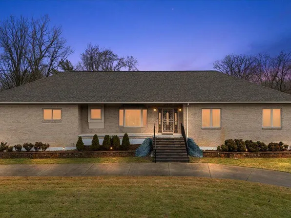 28072 W Greenmeadow Cir, Farmington, MI 48334