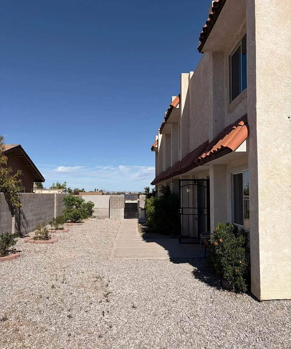 2 bed, 2.0 bath, 960 sqft, $1,200 — Photo 2