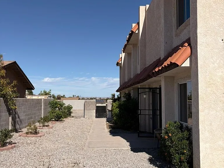 1508 W 9th Pl — Photo 2