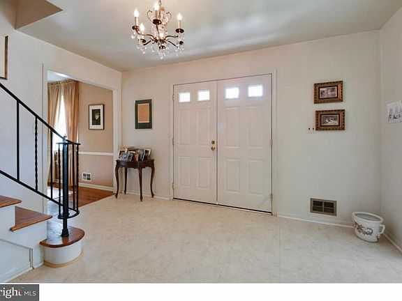 3rd image of 18 Lakeshore Dr