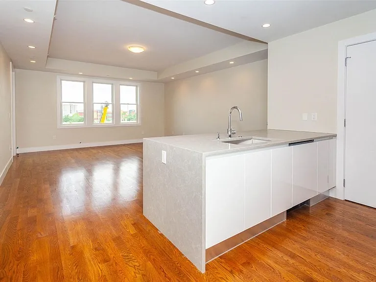 906 E 2nd St #306 — Photo 2