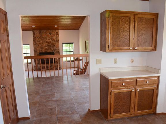 4th image of 1010 Green Acres Ln
