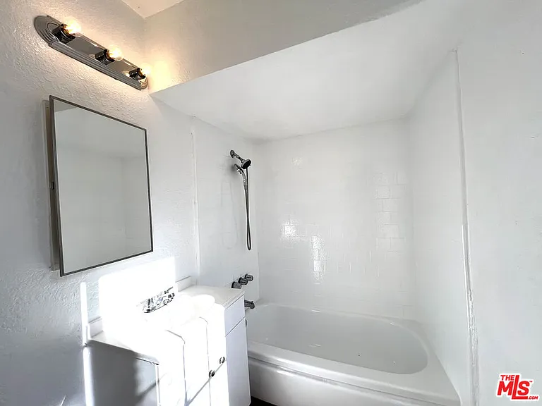 823 E 111th Pl #1/4 — Photo 9