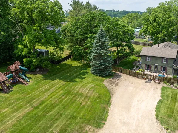 103 4th St, Galena, IL 61036