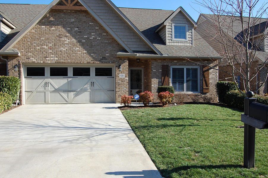 1st image of 930 Bishop Knoll Ln