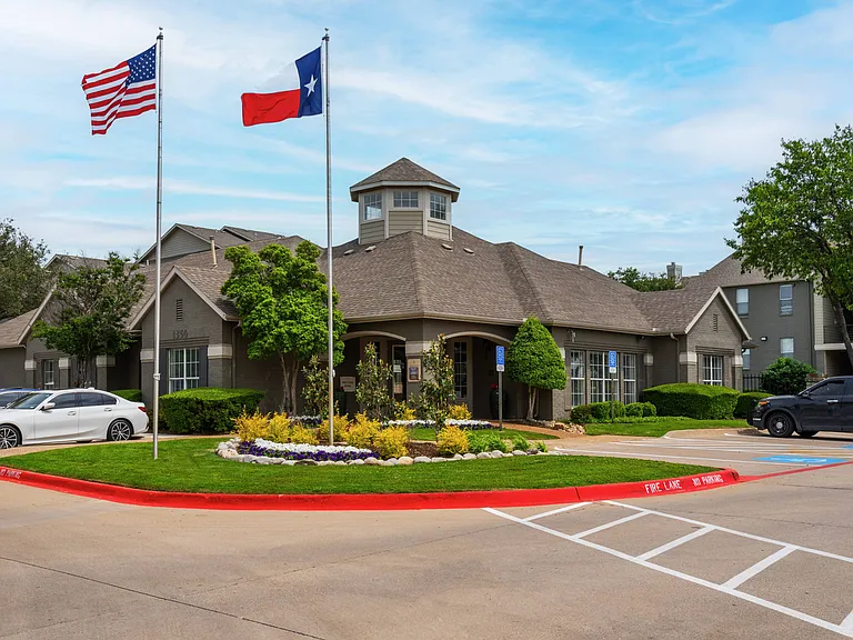 Inviting Entrance at Oak Park Apartments