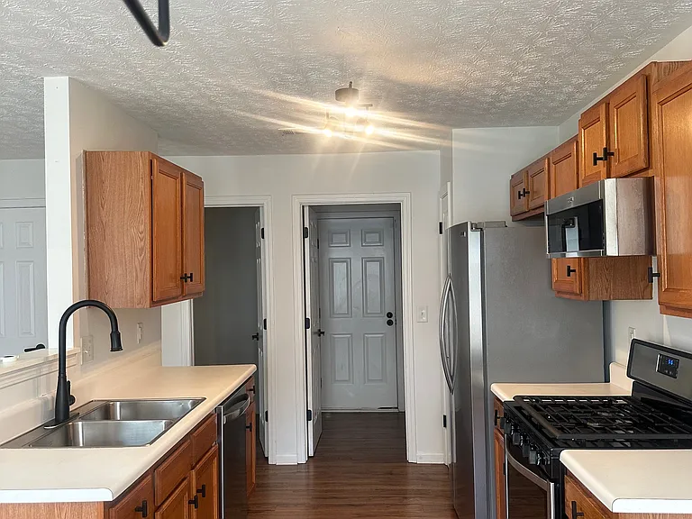 2065 Manhattan Pkwy — Photo 9