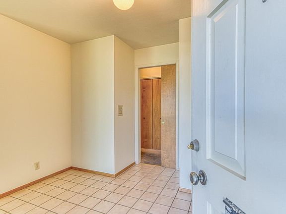 4th image of 1049 W Alisal St
