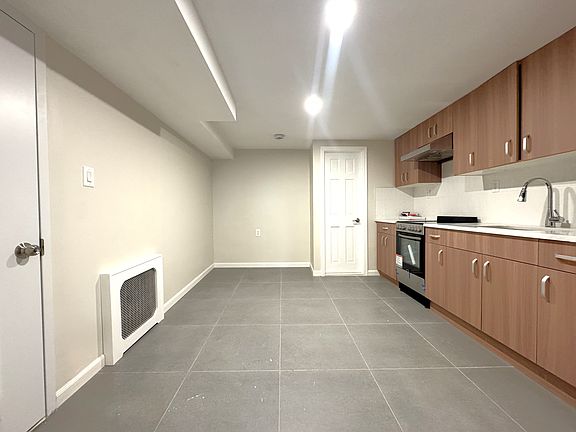 5th image of 472 Irving Ave #1B