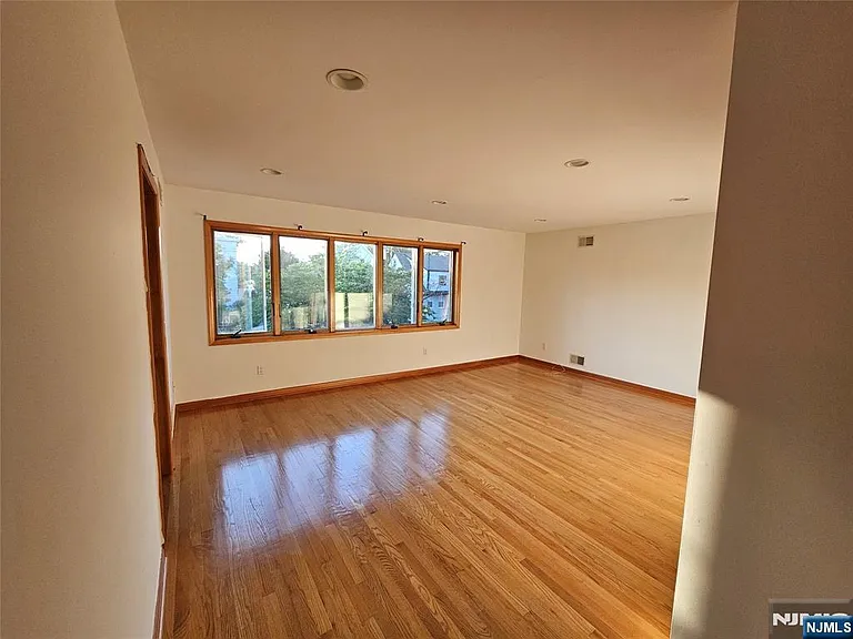 120 Johnson Ave — Photo 6