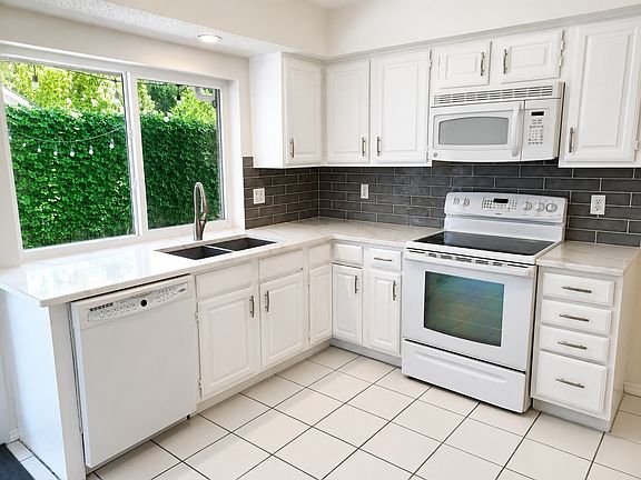 5th image of 2504 Royal Oaks Dr