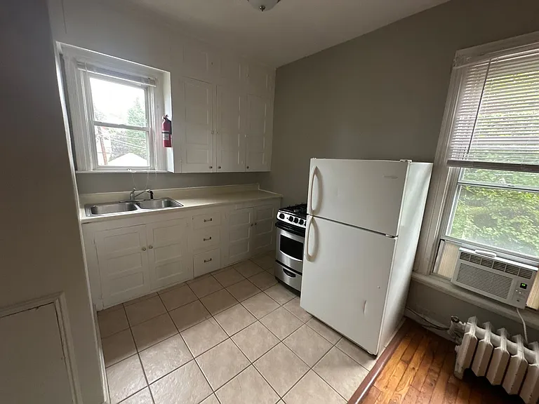 W 6th 304-314 MLR — Photo 3