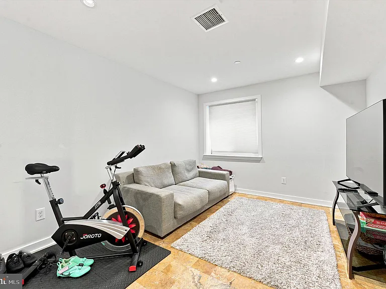 2719 Cambridge St — Photo 10