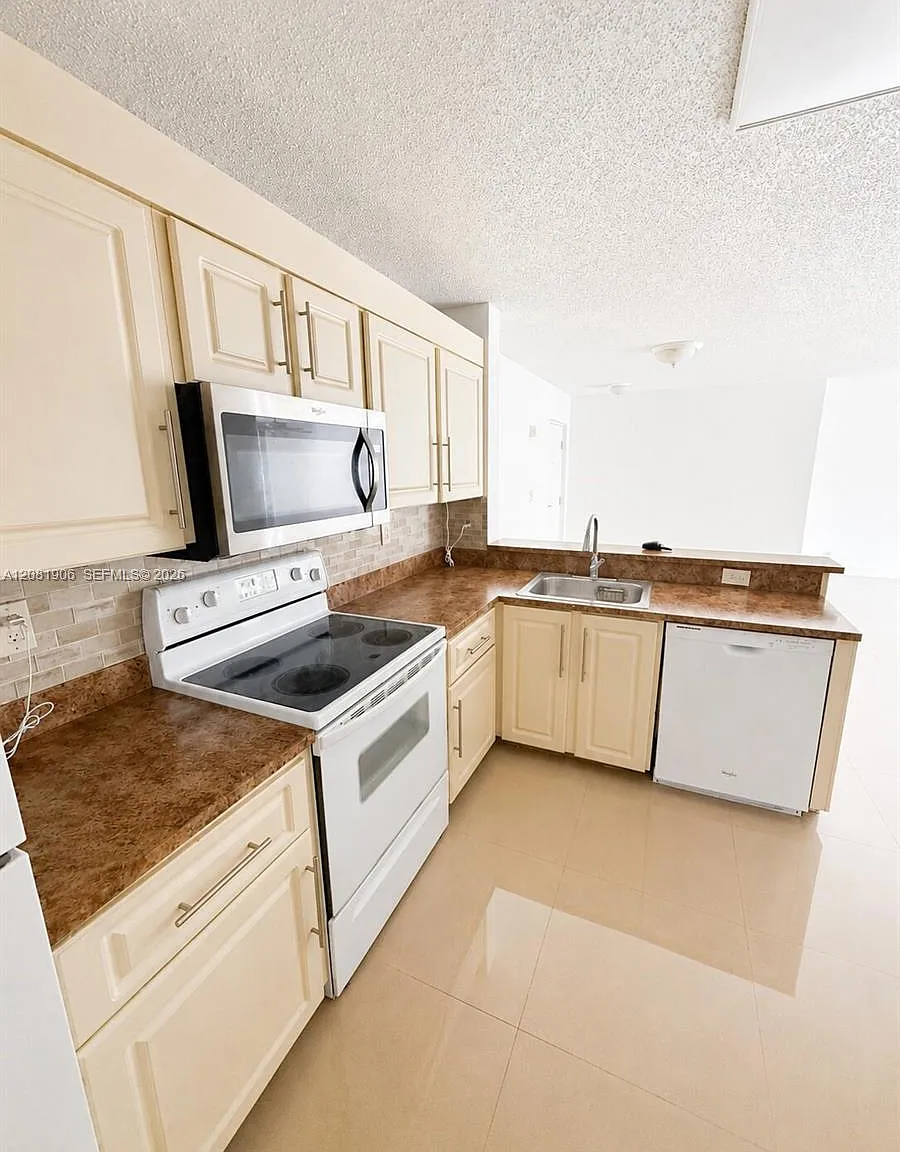 Grand Marquis Condo Homes — Photo 1