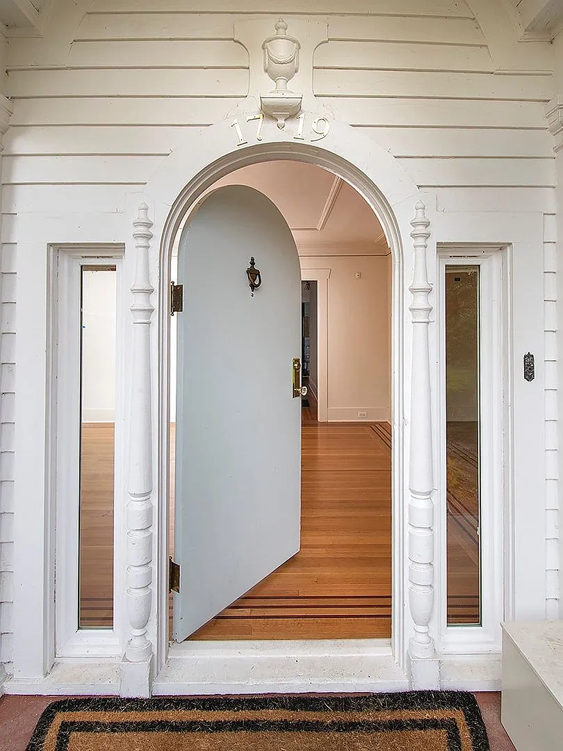 Spacious, Refurbished House on Private Drive with Outdoor Space — Photo 4