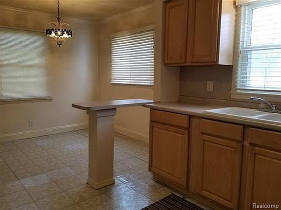 3rd image of 141 Earlmoor Blvd