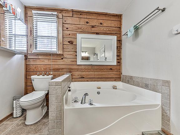 4th image of 290 Ruby Ln