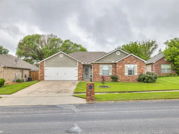 1105 S Marina Dr, Oologah, OK 74053