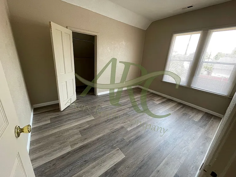 511 W 12th St — Photo 6