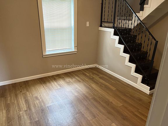 3rd image of 20 N Dade Ave