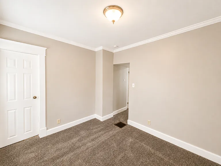 323 N River Blvd — Photo 6