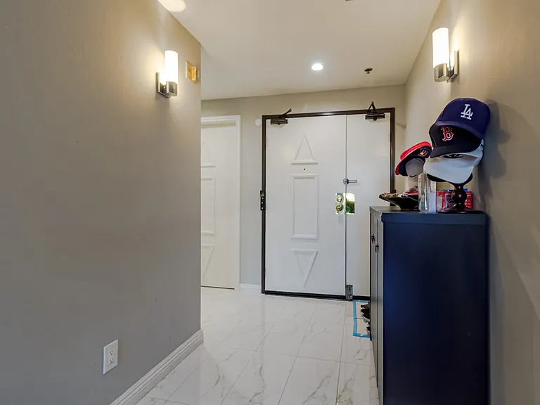 326 Westminster Ave #Penthouse 404 — Photo 31