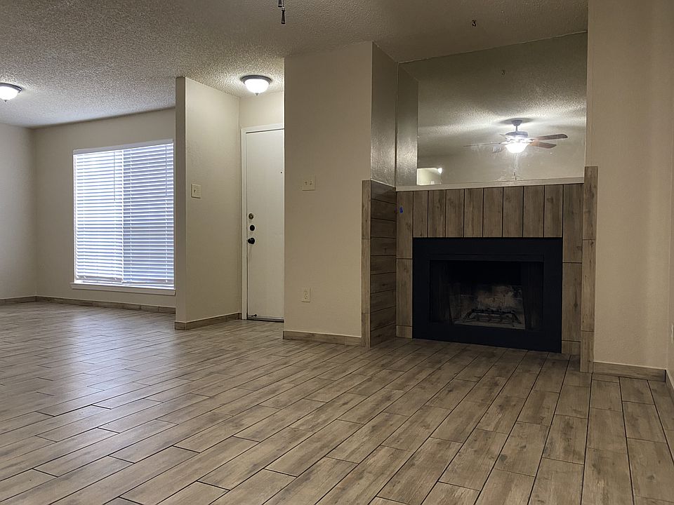 Living Room/Dining Area
