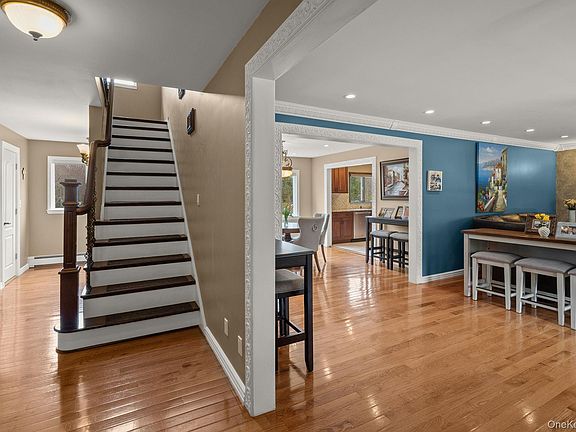 4th image of 431 Woodbury Road