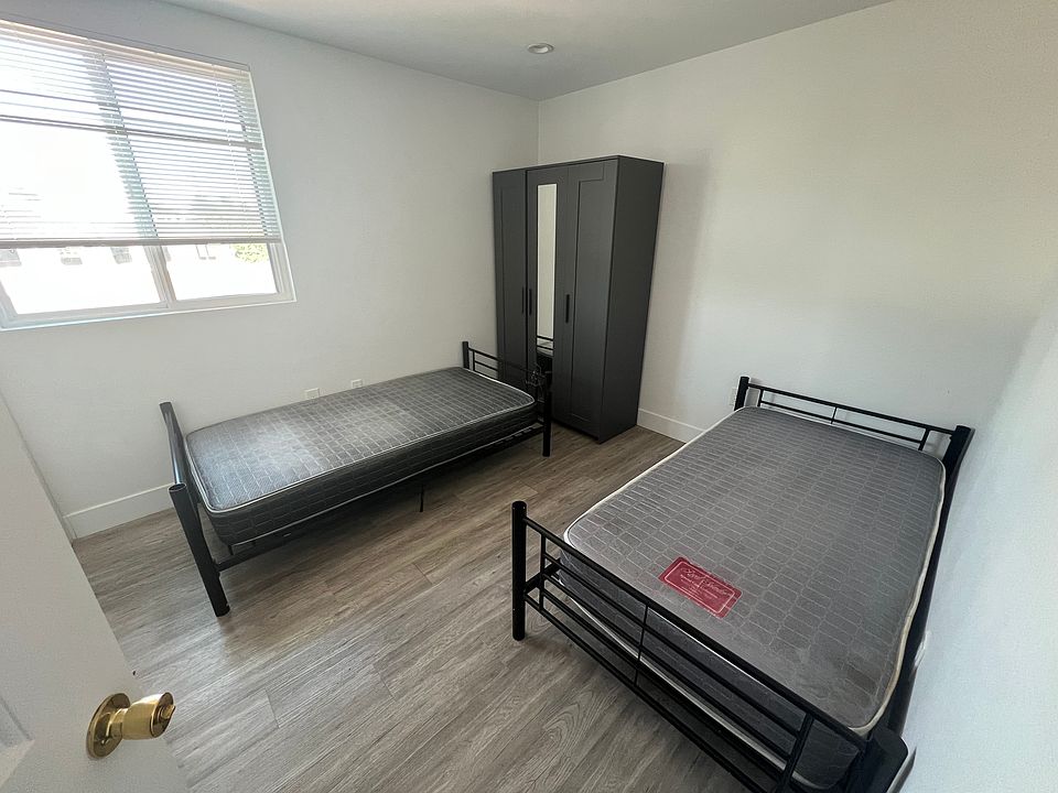 1st image of 1576 W 36th Pl #1