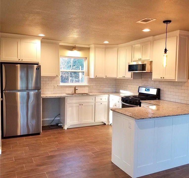 2nd image of 2404 Sycamore Pl
