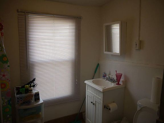 5th image of 1919 N Darien St #1