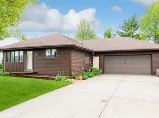 805 E Independence St, Pella, IA 50219