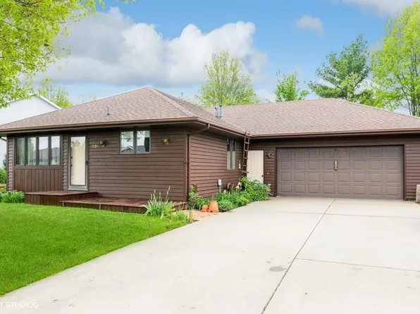 805 E Independence St, Pella, IA 50219