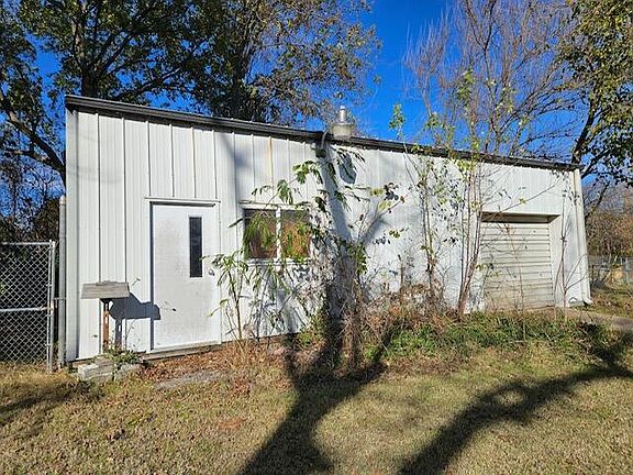 4th image of 211 E Tyndal Street