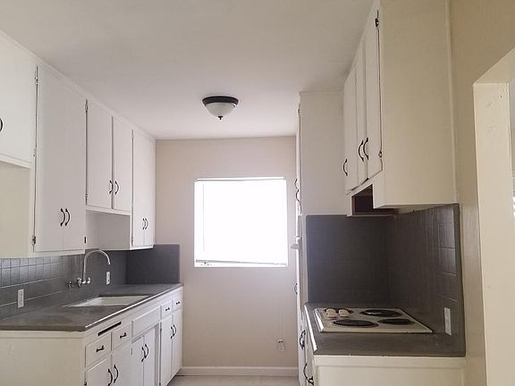 5th image of 3321 Laverne Ave