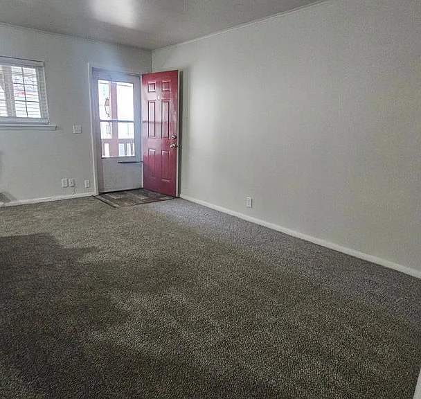 Colonial Terrace — Photo 10