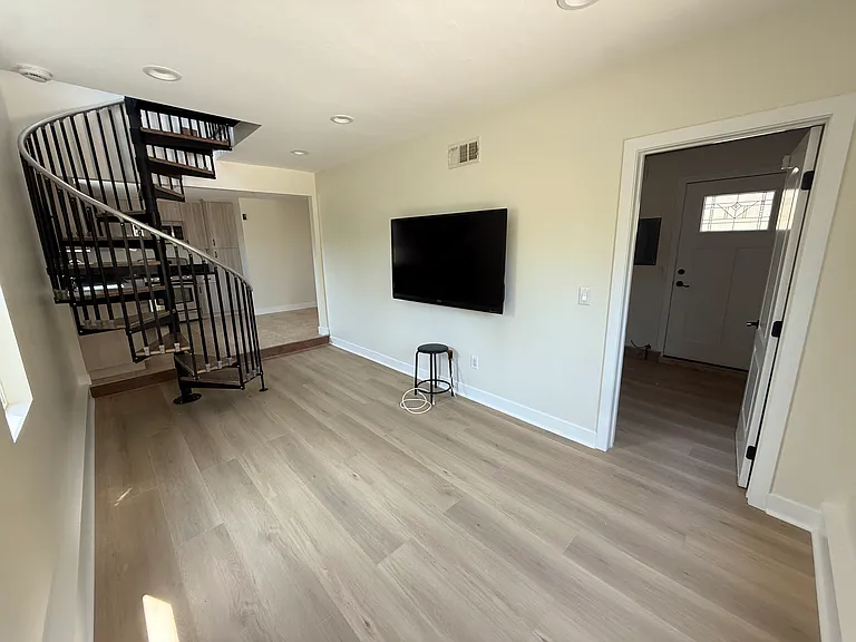 239 1/2 N Mayflower Ave — Photo 10