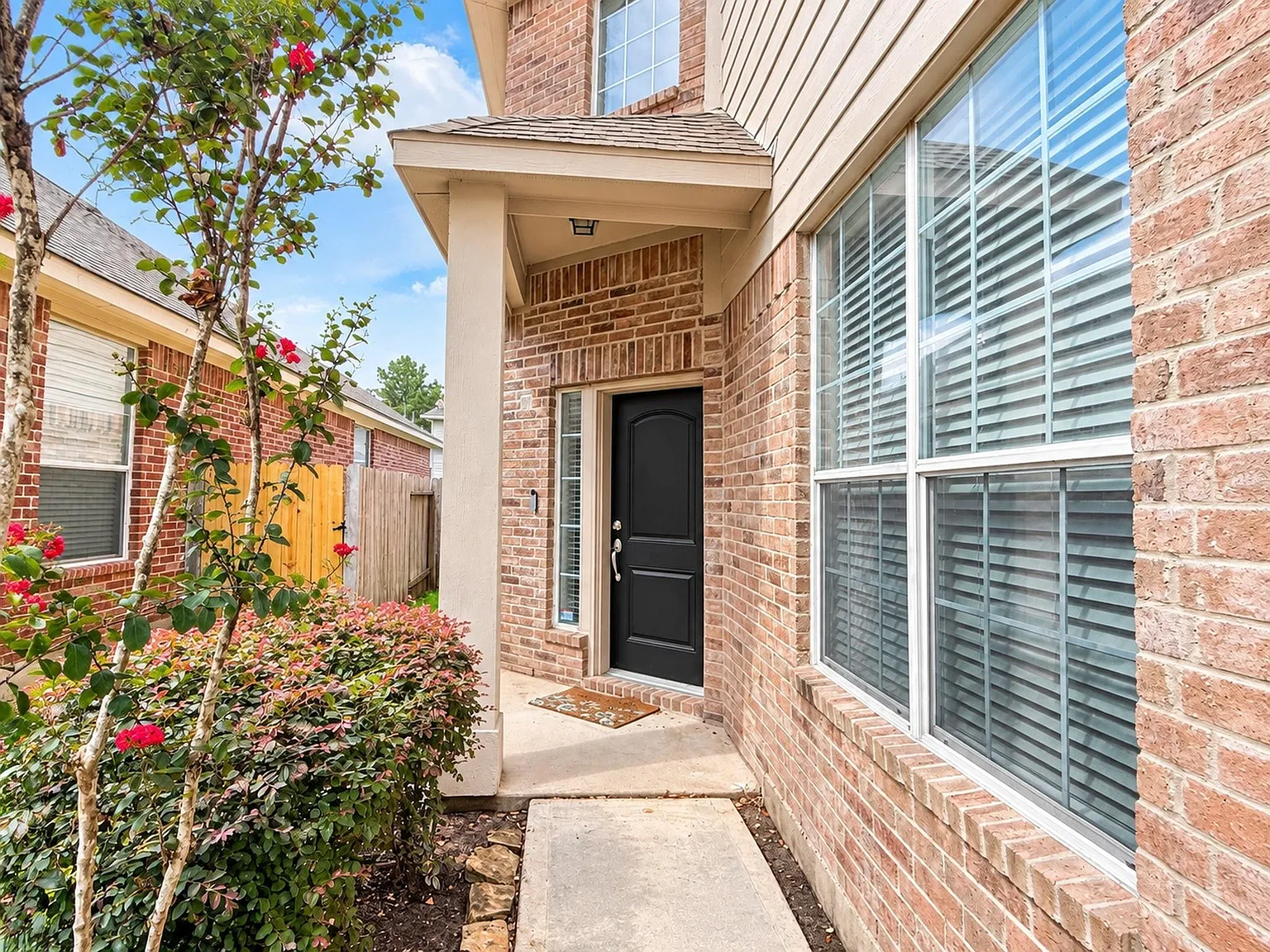 3 bed, 2.5 bath, 2193 sqft, $2,200 — Photo 2
