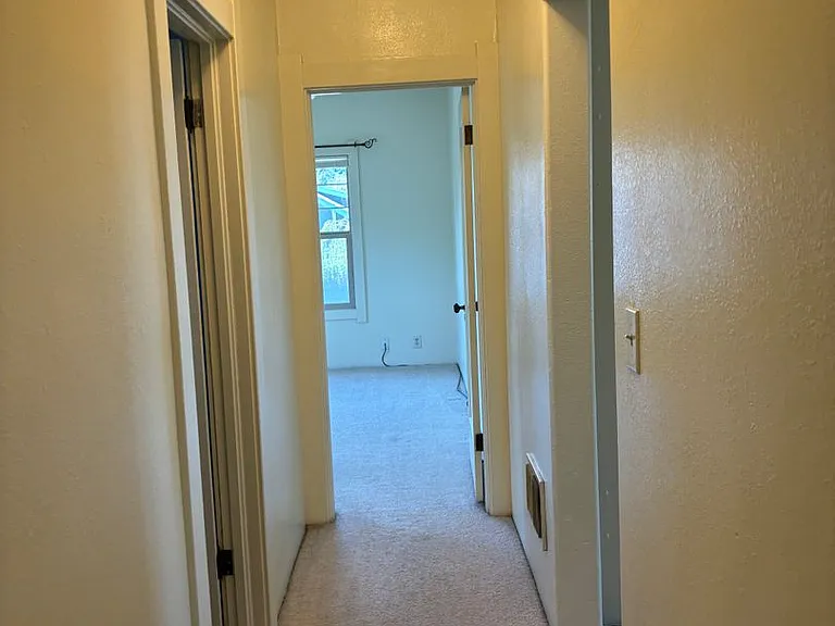 1115 SE Roberts Ave — Photo 11