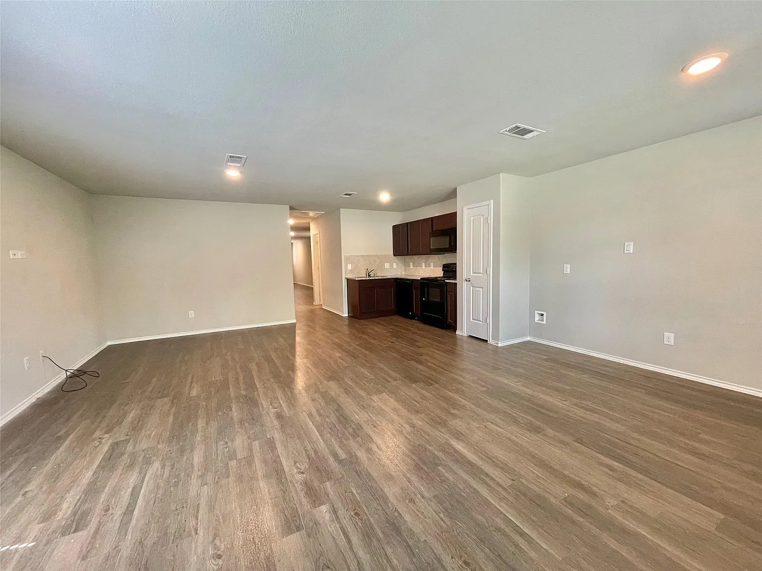 3 bed, 2.0 bath, 1300 sqft, $1,550 — Photo 3