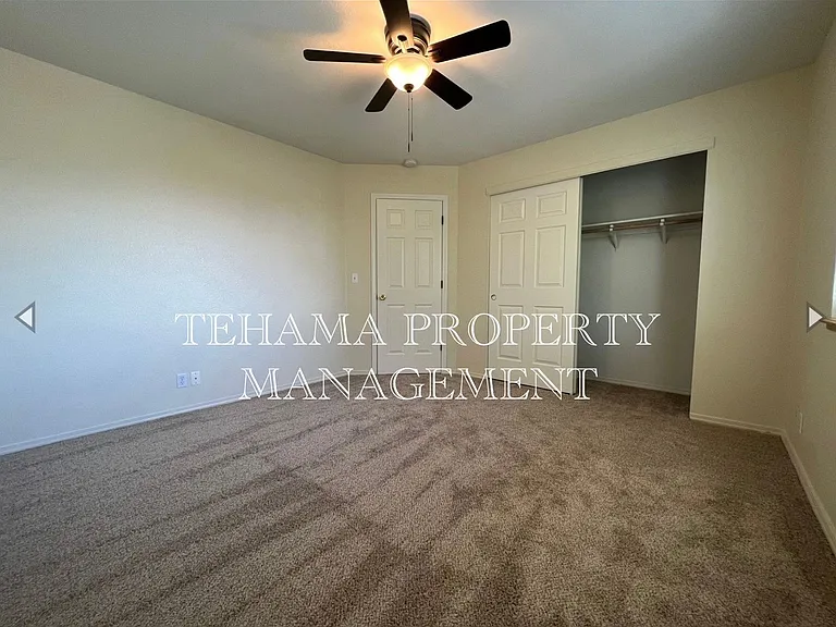 1070 Lakeside Dr — Photo 24