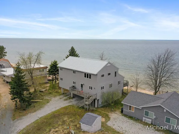 3885 S Lakeview Dr, Shelby, MI 49455