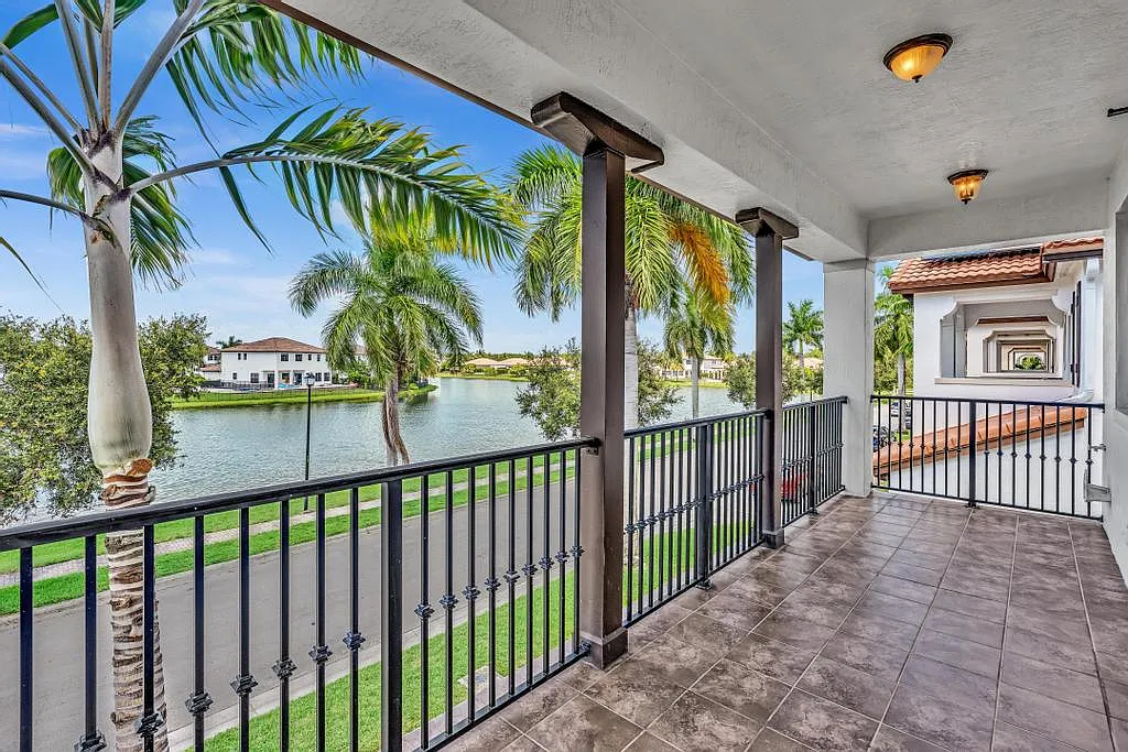 3 bed, 2.5 bath, 2095 sqft, $5,599 — Photo 3