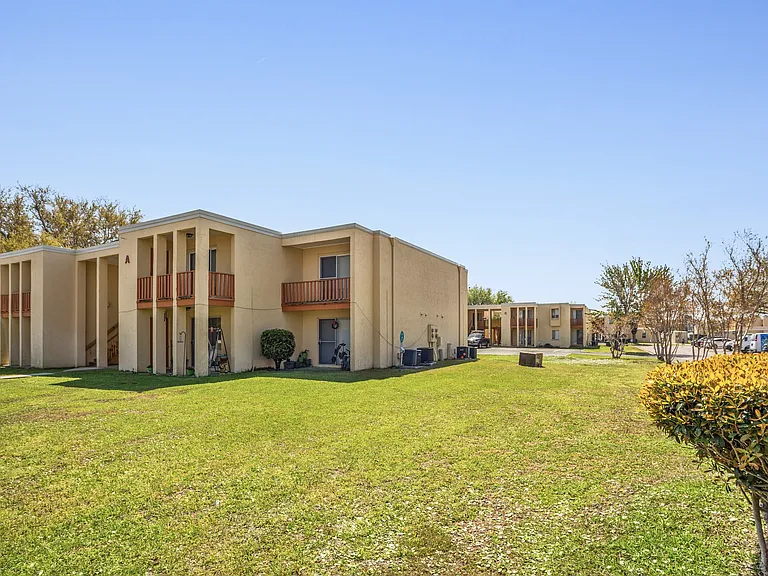 Aztec Villa Apartments — Photo 27