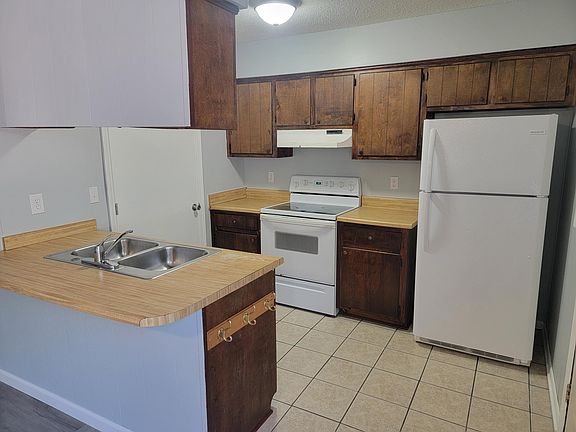3rd image of 406 Jaysen Ct